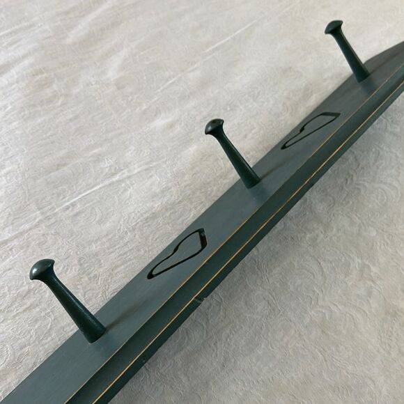Henn Workshops Vintage Wooden Peg Rack with Hearts Hanger - Picture 4 of 9